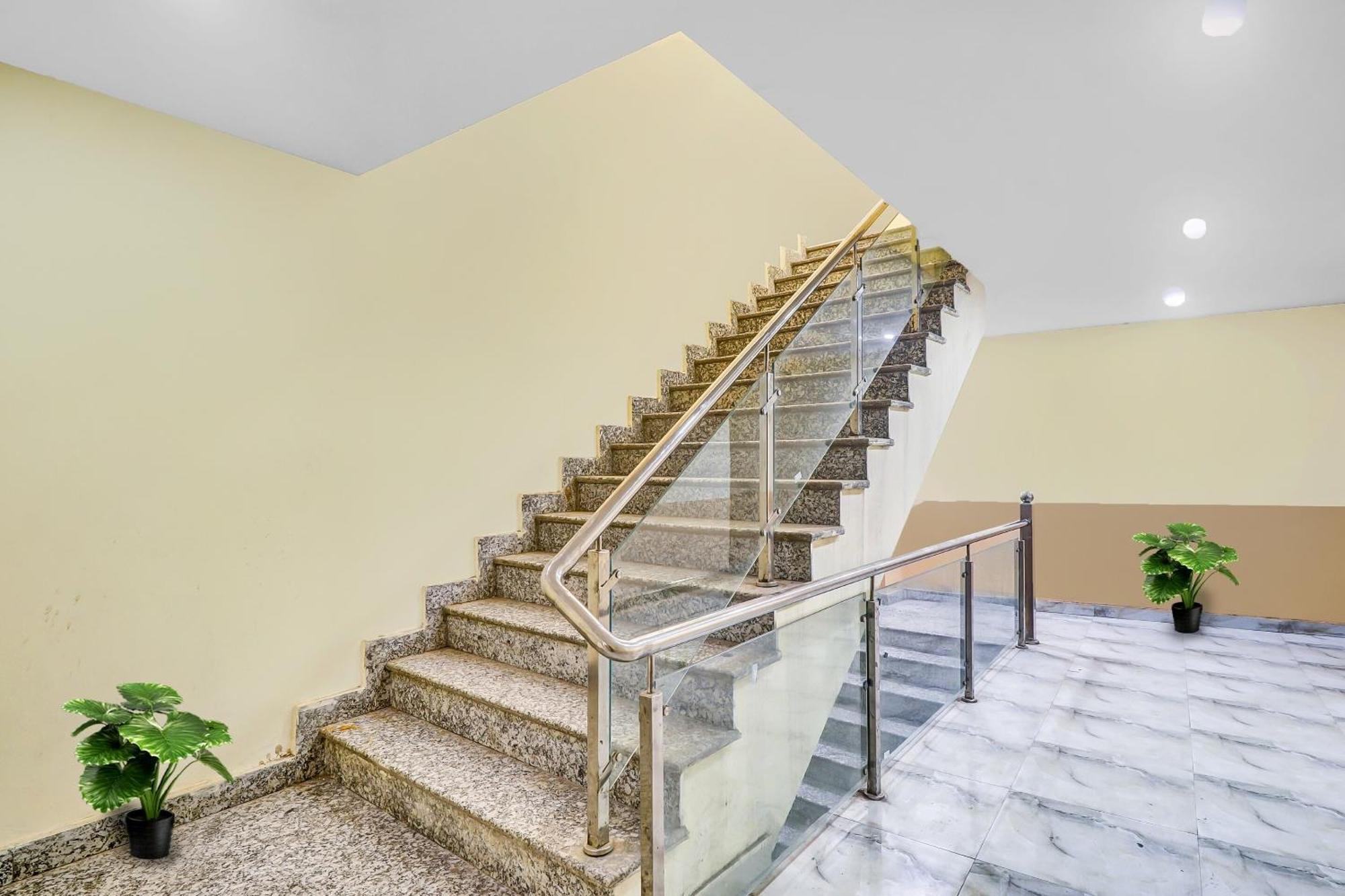 Hotel O Prince Home Stay Near Ambience Mall New Delhi Eksteriør bilde